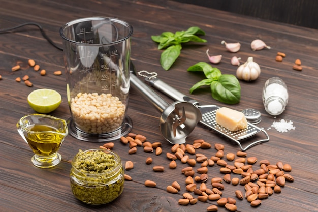 Pinoli con la buccia, pesto in barattolo e parmigiano su grattugia