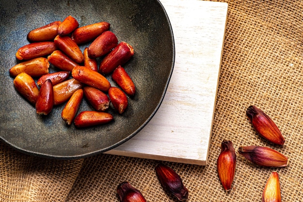 Pinoli cotti all'interno di un piatto rustico di ceramica Cibo invernale tipico del Brasile meridionale Sono i semi del frutto di un Araucaria e ampiamente utilizzati nella gastronomia brasiliana