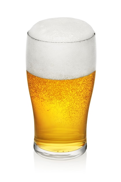 Pinta di birra fresca con schiuma isolata su sfondo bianco