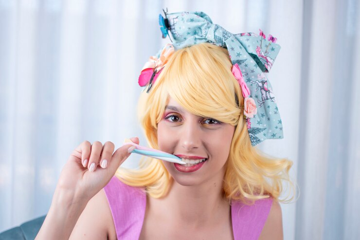 Foto pinup donna con vestito colorato.