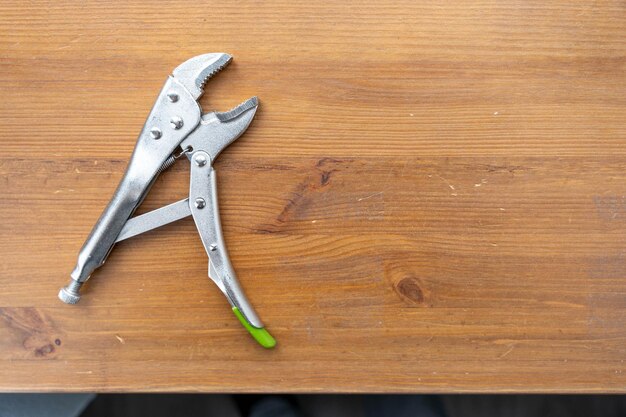 pinza a mano su tavolo di legno