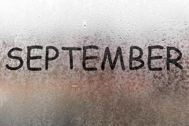 Pioggia autunnale, l'iscrizione sul vetro sudato - settembre