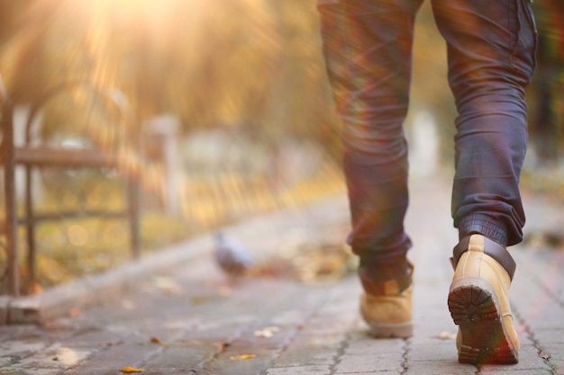 Pioggia autunnale nel parco durante il giorno