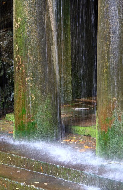 Pioggia e portico con pilastri e gradini (composizione a cascata nel parco della città vecchia)