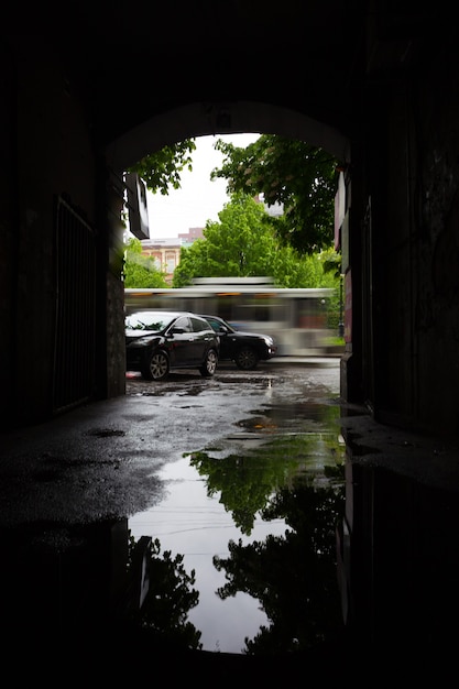 Pioggia in città - una vista della strada durante la pioggia