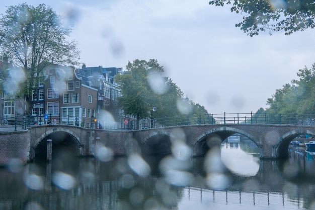 Pioggia sul canale di Amsterdam