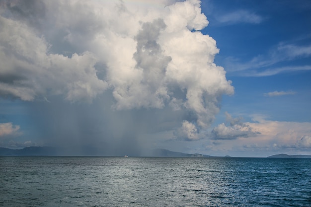 Pioggia tropicale nel mare