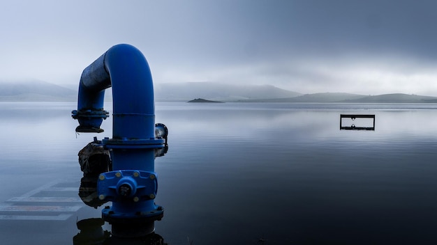 Pipa al lago contro un cielo nuvoloso