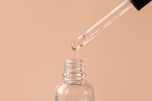 Pipetta con acido ialuronico fluido trasparente o siero concetto scientifico e sanitario dei cosmetici