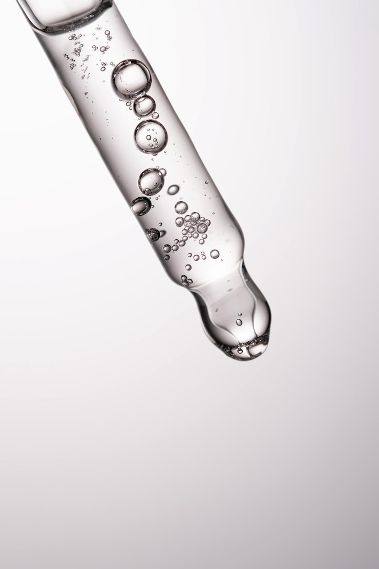 Foto pipetta con olio di gel siero o altro prodotto cosmetico