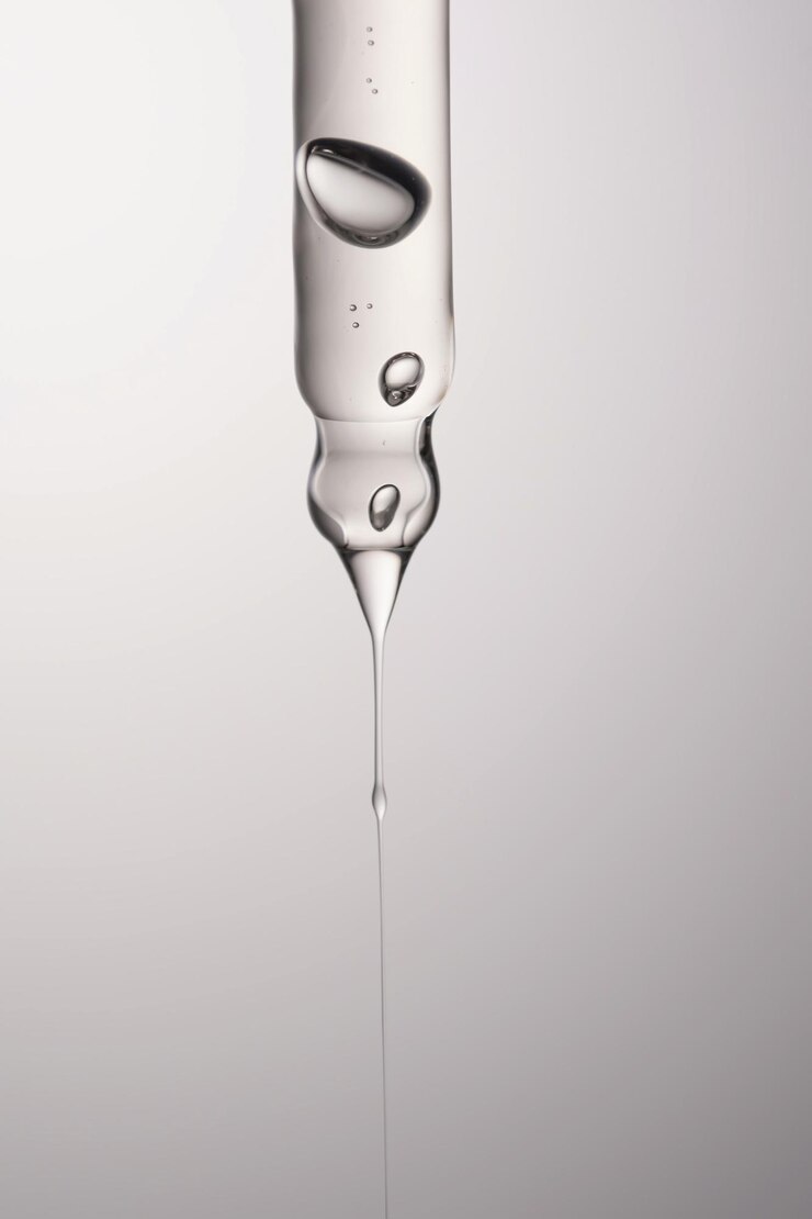 Foto pipetta con olio di gel siero o altro prodotto cosmetico