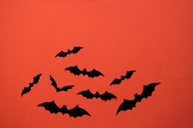 Pipistrelli di carta di concetto di decorazione e Halloween che volano