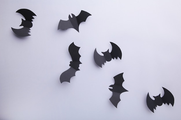 Pipistrelli di carta di Halloween su fondo grigio. Halloween