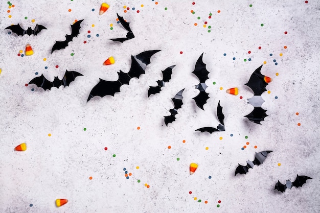 Pipistrelli di carta nera su un muro di pietra