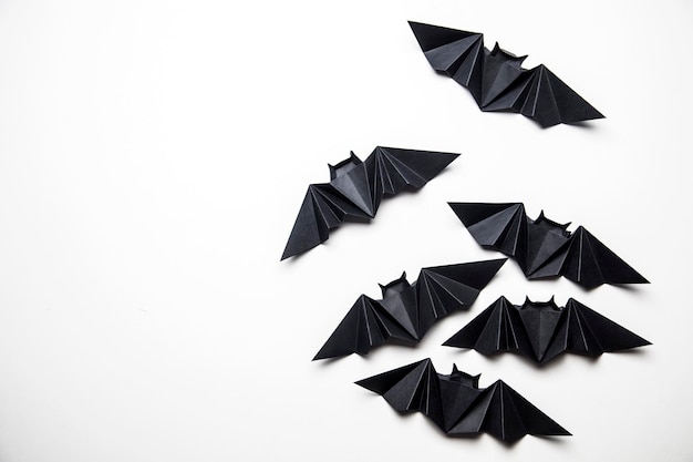 Pipistrelli dracula di carta origami di Halloween su sfondo bianco