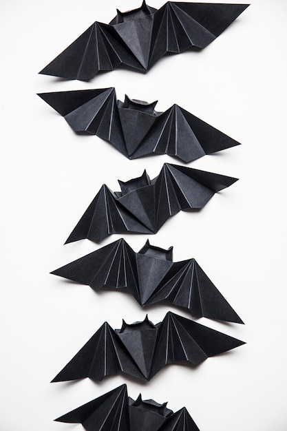 Pipistrelli dracula di carta origami di Halloween su sfondo bianco