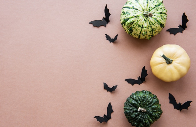 Pipistrelli e zucche di volo di Halloween su fondo marrone