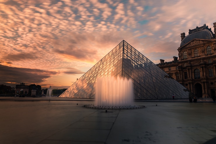 Piramide del museo del Louvre al centro di Parigi