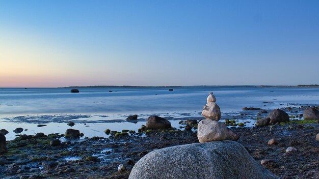 Piramide di pietra sul Mar Baltico con vista sul mare al tramonto e all'ora blu