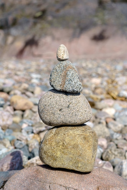 Piramide di pietre Equilibrio instabile di oggetti di pietra Stato idilliaco della natura