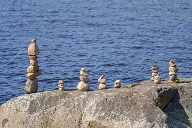 Piramide di pietre Equilibrio instabile di oggetti di pietra Stato idilliaco della natura