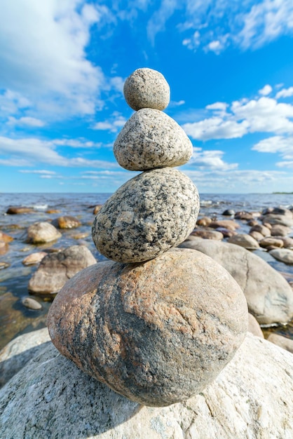 Piramide di pietre Equilibrio instabile di oggetti di pietra Stato idilliaco della natura