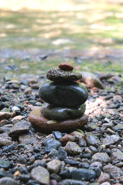 Piramide di pietre in stile giapponese sulla riva del fiume meditazione relax