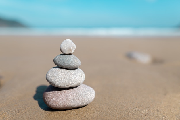 Piramide di pietre per la meditazione che giace sulla costa del mare.