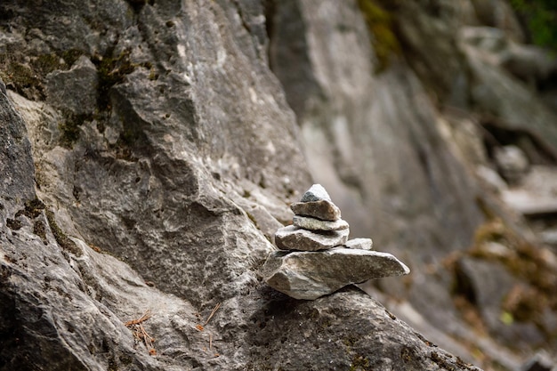 Piramide di pietre piatte di diverse dimensioni vicino alla riserva naturale di montagna