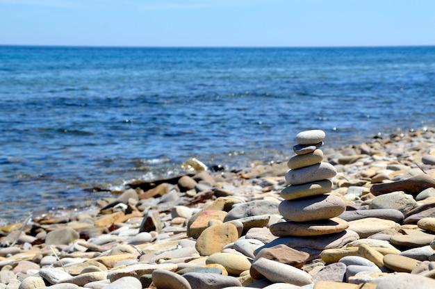 Piramide di pietre sulla riva del mare giapponese