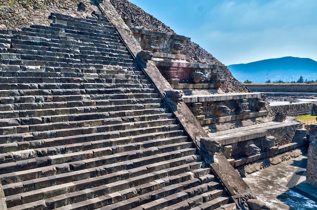 piramide di Teotihuacan, che mostra le teste di Tlaloc e il serpente piumato.