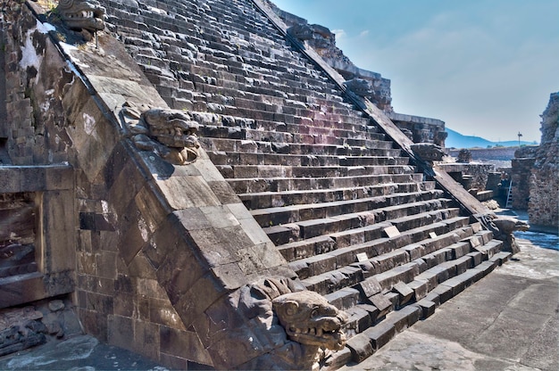 piramide di Teotihuacan, che mostra le teste di Tlaloc e il serpente piumato.