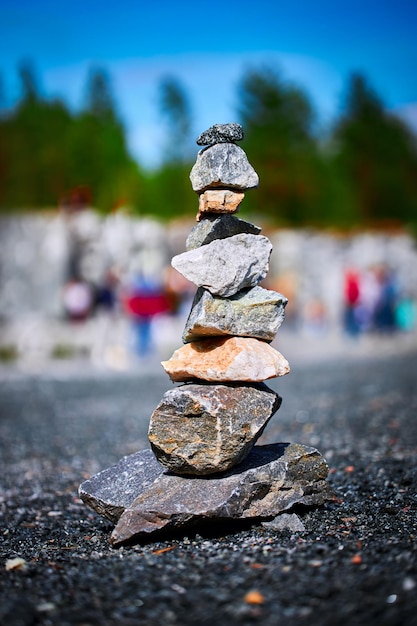 Piramide fatta di pietre di granito