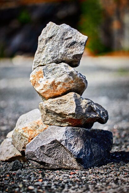 Piramide fatta di pietre di granito