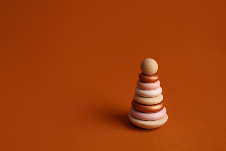 piramide su sfondo arancione