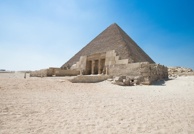 Piramidi con un bel cielo di Giza al Cairo in Egitto