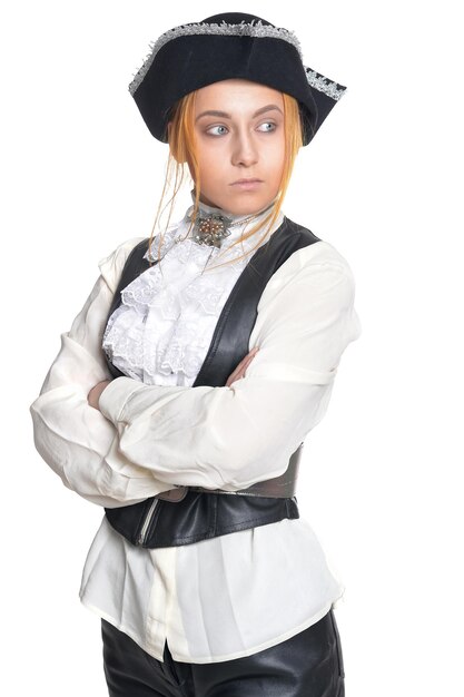 Pirata della donna in vecchi vestiti dell'annata che posano contro il fondo bianco
