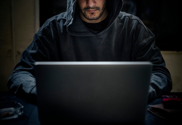 Pirata informatico che lavora al crimine informatico del computer