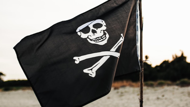 Pirati che tessono bandiere sulla spiaggia