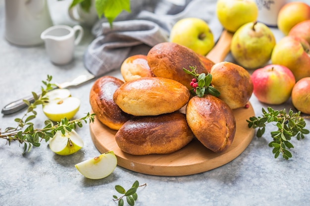 Pirogi al forno pronti con mele