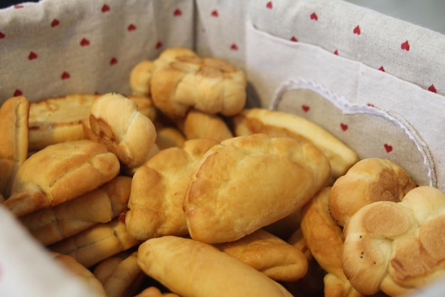 Piroshki russo pasta sfoglia al forno con ripieni di cavolo Cavolo russo tradizionale ripieno di pasta al forno torte magre con cavolo Belle torte fatte in casa con cavolo in piatti di metallo su bianco