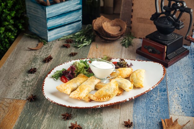 Pirozhki assortiti di torte di pasta sfoglia