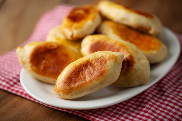 Pirozhki - piccola torta con carne sul piatto