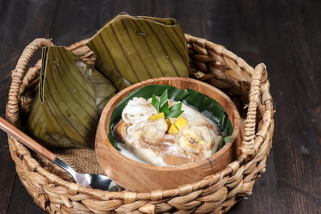 Pis kopyor o Bongko kopyor è una torta tradizionale a base di una fetta di pane alla banana nel latte di cocco