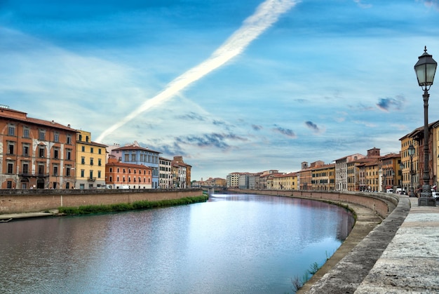 Pisa, il fiume Arno in serata. Toscana, Italia, Europa