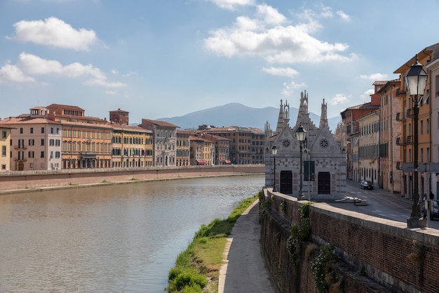 Pisa, Italia - 29 giugno 2018: Vista panoramica sul centro storico della città di Pisa e sul fiume Arno con ponte. Giornata estiva e cielo azzurro