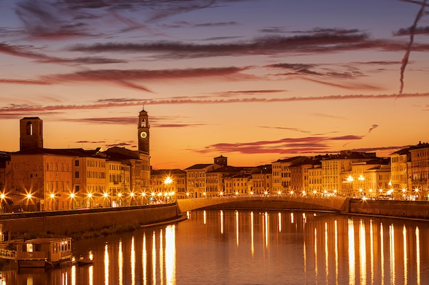 Pisa, regione Toscana, Italia. Il ponte Ponte Di Mezzo sul fiume Arno al tramonto dorato di sera