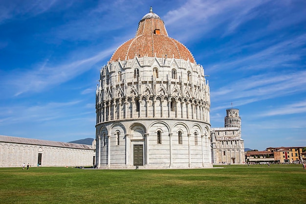 Pisa Torre Pendente e Battistero in Italia in estate