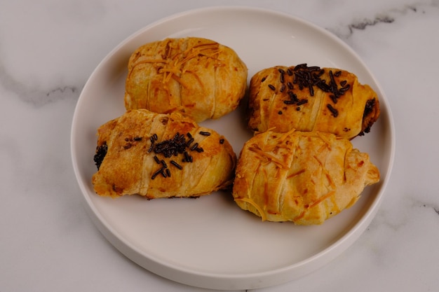 Pisang Bolen è una sorta di snack a base di pasta sfoglia ripiena di banane mature, formaggio, cioccolato. Moleno.