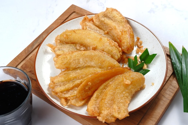 pisang goreng, banana fritta. cibo di strada popolare nel sud-est asiatico, specialmente in indonesia, malesia